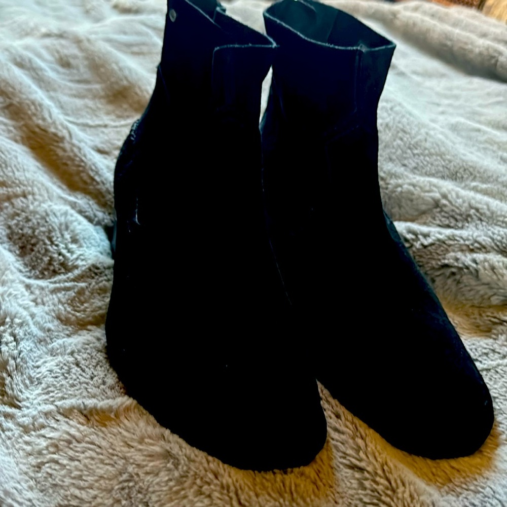 Ugg boots women’s size 7 never worn suede black